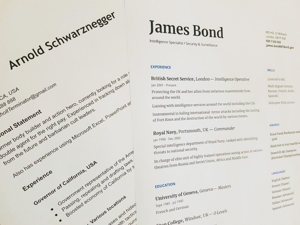 La imagen muestra representaciones de los currículums del exgobernador y actor Arnold Schwarzenegger y del personaje de ficción James Bond. Ellos son CV en inglés.
