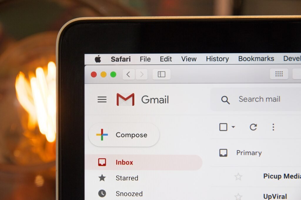 La imagen muestra parte de la pantalla de un computador abierta en la página de Gmail. 