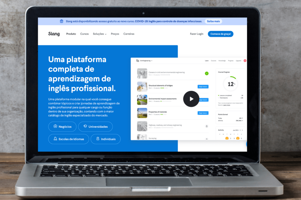 Laptop aberto mostra a frase “Uma plataforma completa de aprendizagem de inglês profissional” no site da Slang.